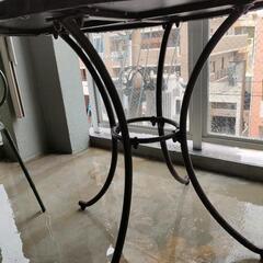 モザイクタイルテーブル　椅子二脚の画像