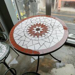 モザイクタイルテーブル　椅子二脚の画像