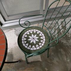 モザイクタイルテーブル　椅子二脚の画像