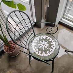モザイクタイルテーブル　椅子二脚の画像