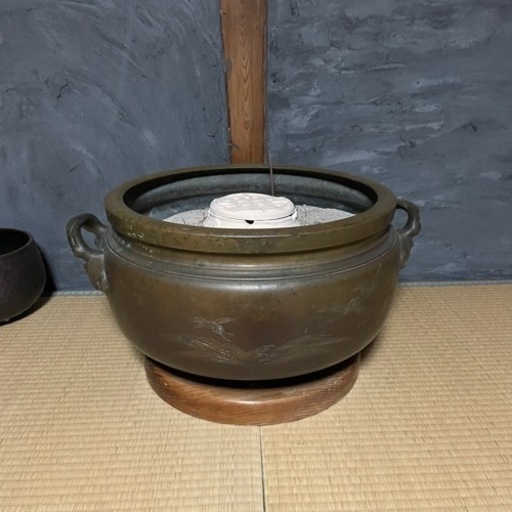 大きな金属製の火鉢