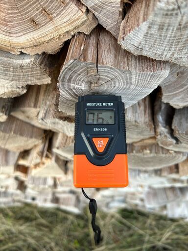 薪ストーブキャンプ広葉樹 薪割済のニセアカシア4-2薪 1棚水分06％ アオリ超え乾燥済今冬すぐに使えます 