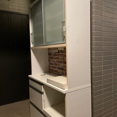 白い食器棚 /カップボード　コンセント4個口の画像