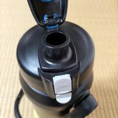 ナイキの水筒２リットルの画像