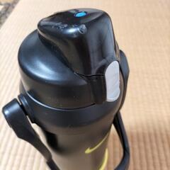 ナイキの水筒２リットルの画像