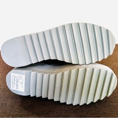 新品未使用 YOSUKEサイドゴアブーツグレーの画像