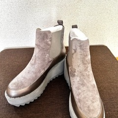 新品未使用 YOSUKEサイドゴアブーツグレーの画像