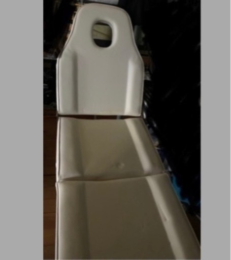 エステ用のベッドとキャスター付きの椅子