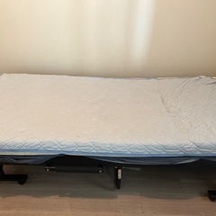 シングルサイズの折り畳みベッド(ブラック)の画像