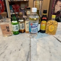 お酒と可愛い小瓶の画像