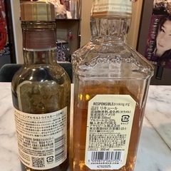 お酒と可愛い小瓶の画像