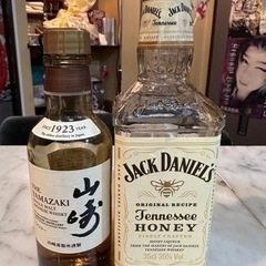 お酒と可愛い小瓶の画像