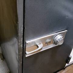 大型のダイヤル式防盗金庫を無料にてお譲りします