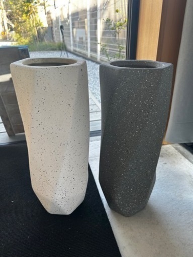 定価1万円。花瓶 2色セット 上品な柄 お洒落な花瓶