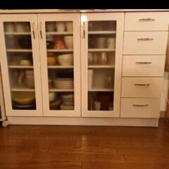 カウター食器棚の画像