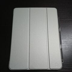 【未使用】Fintie iPad Pro 11 ケース 2022/ 2021/ 2020/2018 11インチ 半透明バックカバー Apple Pencil 収納可能 Apple Pencil 2 ワイヤレス充電対応 三つ折スタンド スリープ機能 軽量 薄型 傷つけ防止 PUレザー (モデル番号A2435、A2759、A2761、A2762)（シルバー）

B-1の画像