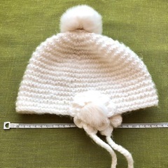 【美品】手編み風 ニット帽 白 ひも付き ニットキャップ スキー 帽子 防寒 子供 キッズ ベビー 雪遊び 冬用 クリスマスプレゼントの画像