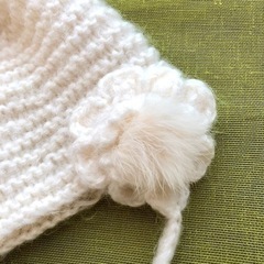 【美品】手編み風 ニット帽 白 ひも付き ニットキャップ スキー 帽子 防寒 子供 キッズ ベビー 雪遊び 冬用 クリスマスプレゼントの画像