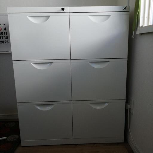 鍵付き IKEA のスチールキャビネット 譲ります