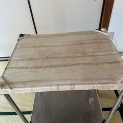 セミダブルマットレスと台と丸テーブルの画像