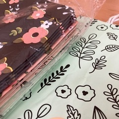 大量の可愛い紙袋　4カラー　24袋　マチつき　ナチュラル　大量出品　花柄　ショップバッグ　エコバッグの画像
