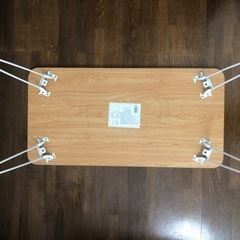 折りたたみテーブルの画像