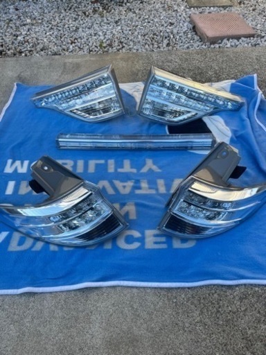 エスティマハイブリッド　テールランプ