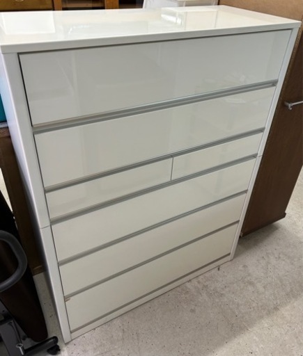 白い大きいタンス　正面が少し反射します