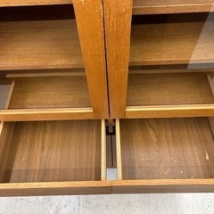 お洒落な食器棚　何が入ってるかガラスから見えます(上部)の画像