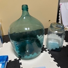 昔の醤油瓶だと思います、お花など挿したら?隣りの瓶はおまけです
