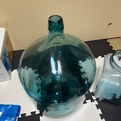 昔の醤油瓶だと思います、お花など挿したら？隣りの瓶はおまけですの画像