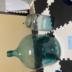 昔の醤油瓶だと思います、お花など挿したら？隣りの瓶はおまけですの画像