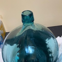 昔の醤油瓶だと思います、お花など挿したら？隣りの瓶はおまけですの画像