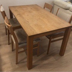 【無料】天然木ダイニングテーブル⭐︎の画像