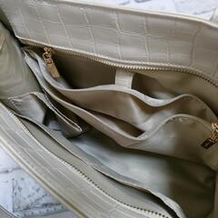 【Ungrid アングリッド】 マッドクロコ メタルタッセル 10ポケット多機能ハンドバッグ （IVO）
の画像