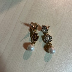 新品・未使用　キラキラお花のピアス