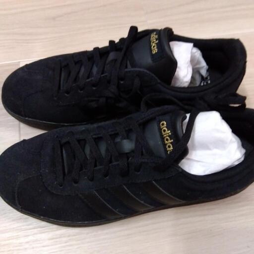 adidasスニーカー新品です
