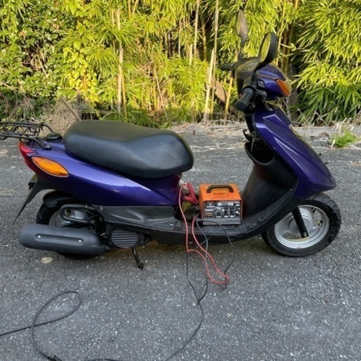 スクーター　50c c YAMAHAジョグ　エンジンかかります。バッテリーと前タイヤは交換しないとダメですし、メーターのエンジンマークのランプが点灯し修理をしないとダメです。修理できる方か、部品取りなどに利用して下さい。止まる、走る、曲がるはできます。