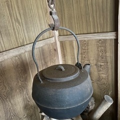 鉄のヤカンと鉄の囲炉裏釣具　骨董品