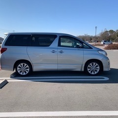 トヨタ　アルファード　走行少ない新車の匂い残る　バッテリー新品