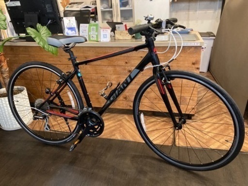 【GIANT CROSTAR 後輪タイヤ・後輪チューブ新品！】アルミフレーム　2×8速　700×28cクロスバイク　ブラック×レッド
