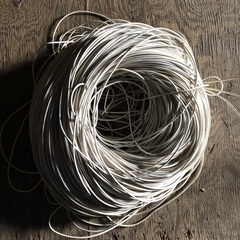 白いケーブルの画像