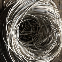 白いケーブルの画像