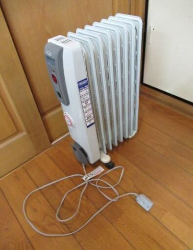 世田谷区近辺配送可能　正規品 正常作動品 デロンギ DeLonghi オイルヒーター H770812EFS 3~8畳用 フィン8枚　ヒーター ストーブ暖房 電気暖房