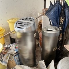 左　スタンド灰皿（新品）　右　スタンド灰皿（中古）
