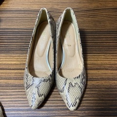 パイソン柄パンプス