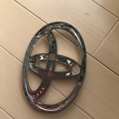 トヨタ　純正エンブレム　訳あり　2箇所破損アリの画像
