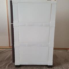 プラスチック製３段チェストの画像