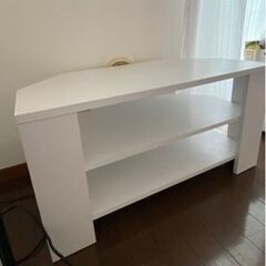 TV台 大きくはないです。