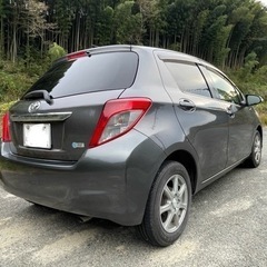 おかげさまで成約しました🎵年内売切り特価🎵　車検たっぷり令和7年８月まで♪　ヴィッツ　Ｆ　　スマートストップパッケージ　ナビ・リアカメラ付　ETC付の画像